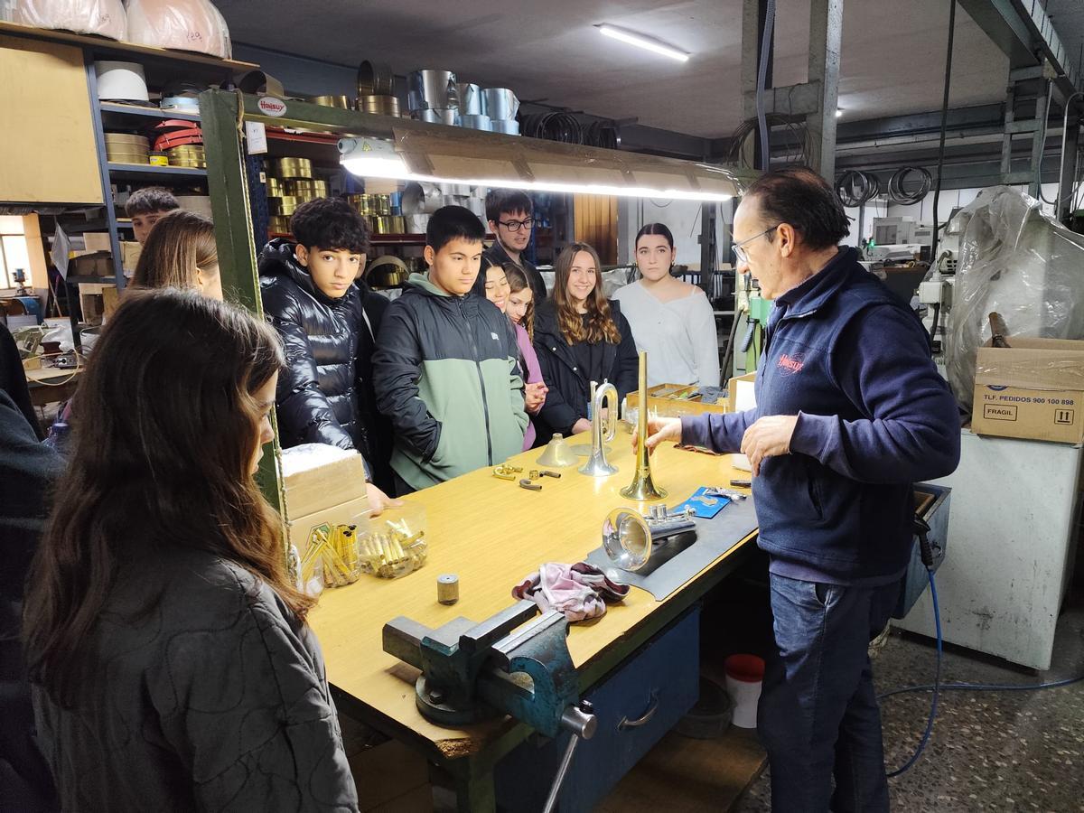 L’alumnat del Carles Salvador d’Aldaia durant la visita a Honsuy va descobrir com es fan els instruments de vent-metall.