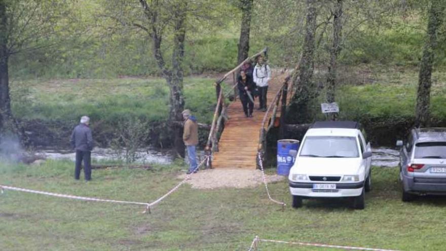 Puente sobre el río Cabrón construido en madera.