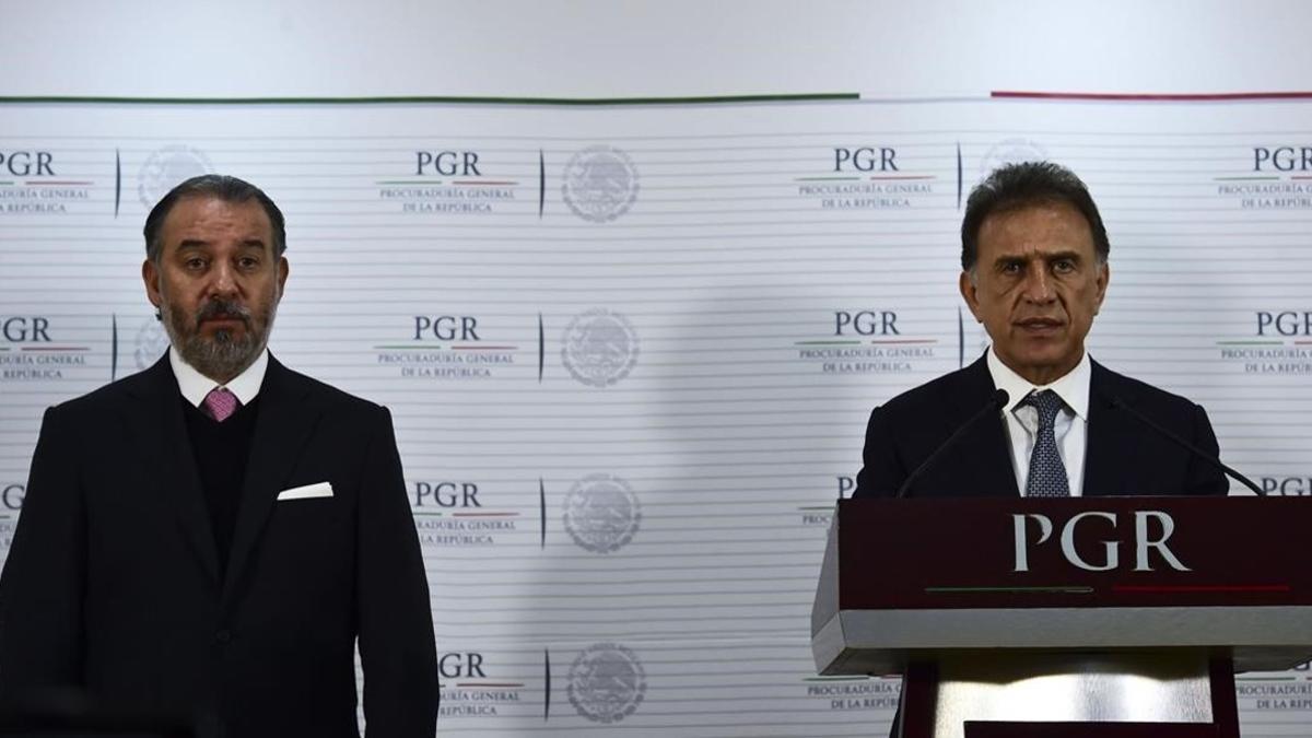 El fiscal general de México, Raúl Cervantes (izquierda) y el gobernador de Veracruz, Miguel Ángel Yunes, el pasado 10 de enero.