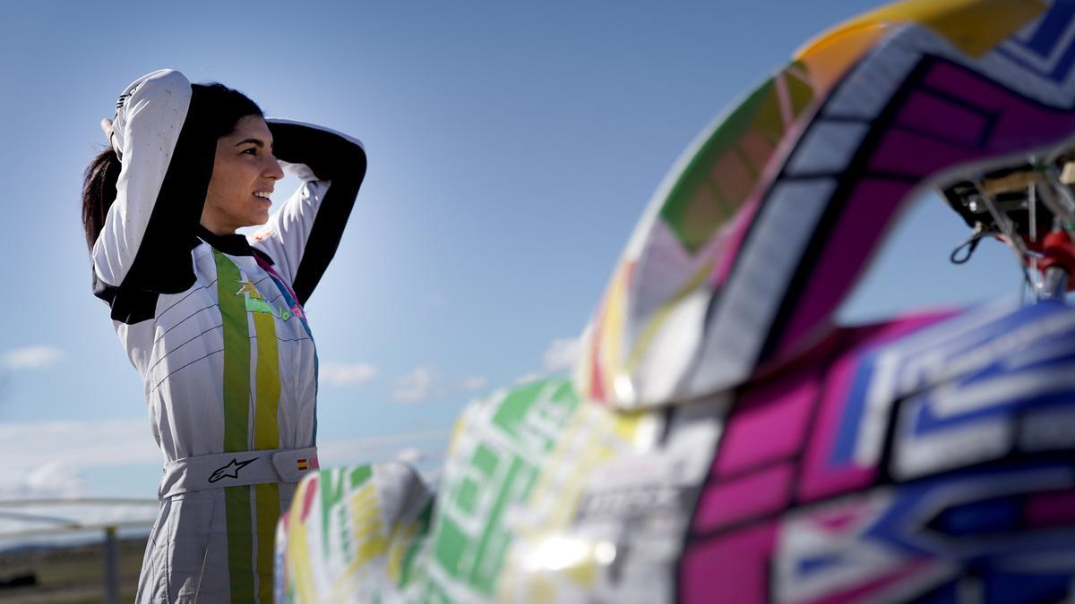 La piloto Ana Barreras se prepara para un entrenamiento.