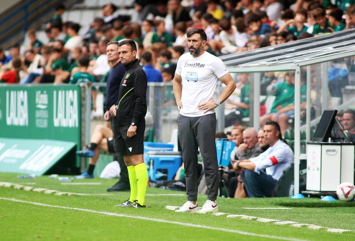 Eder Sarabia observa el partido entre el Elche y el Racing de Ferrol