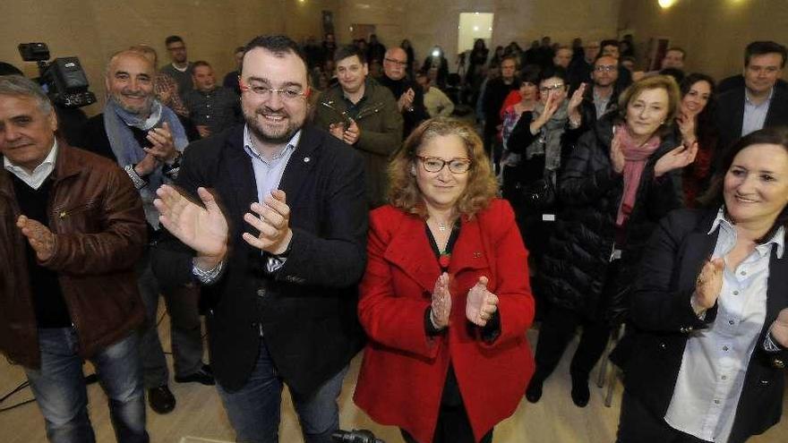 Gloria Muñoz, junto a Adrián Barbón y Ana G. Cachero, secretaria de la agrupación.