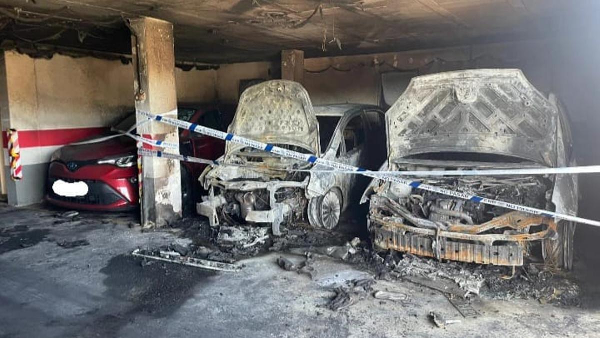 Dos coches, completamente quemados en el garaje de un edificio de Maspalomas.