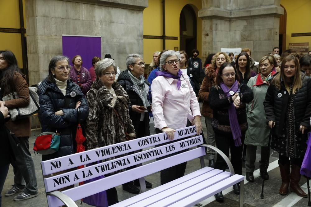 La alcaldesa de Gijón, Ana González, acude a los actos del Día contra la violencia de género