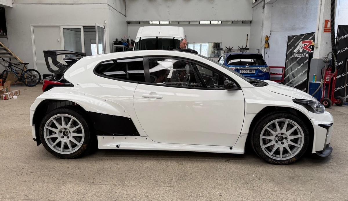 Alberto Rielo y Diogo Rodríguez preparan su Yaris para el «Cocido» |