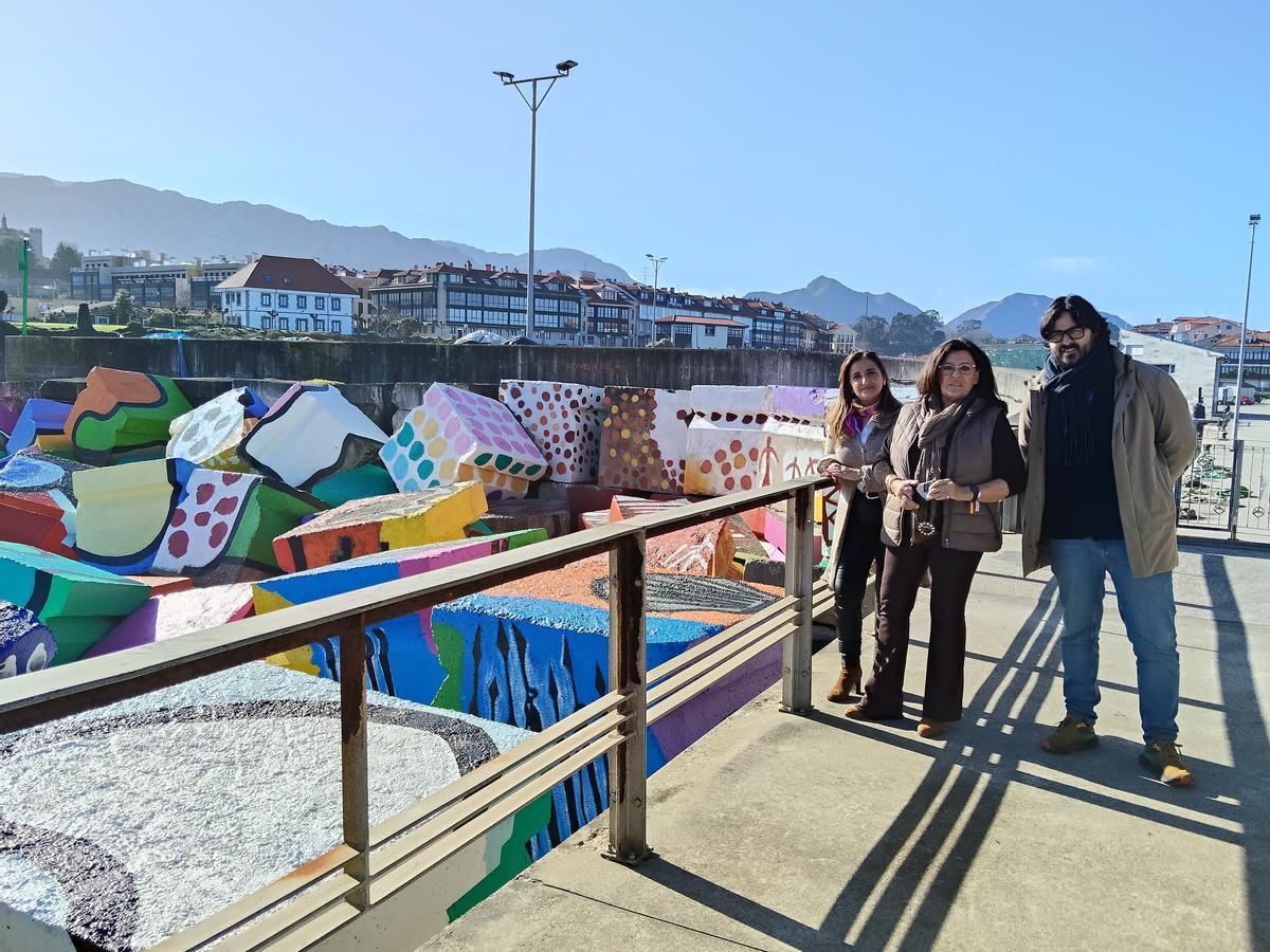 Por la izquierda, Mónica Remis, Aurora Aguiler y Enrique Riestra, en el puerto.