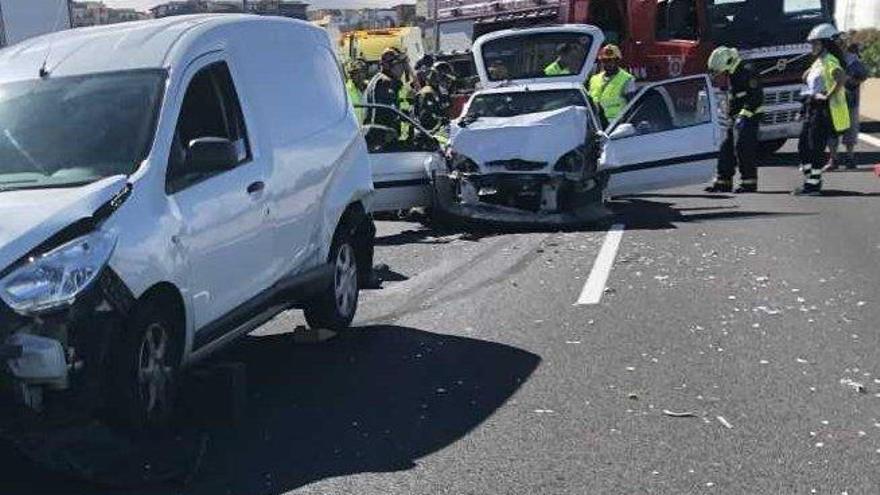 Tres personas heridas de diversa consideración tras colisionar dos turismos en Santa Cruz de Tenerife