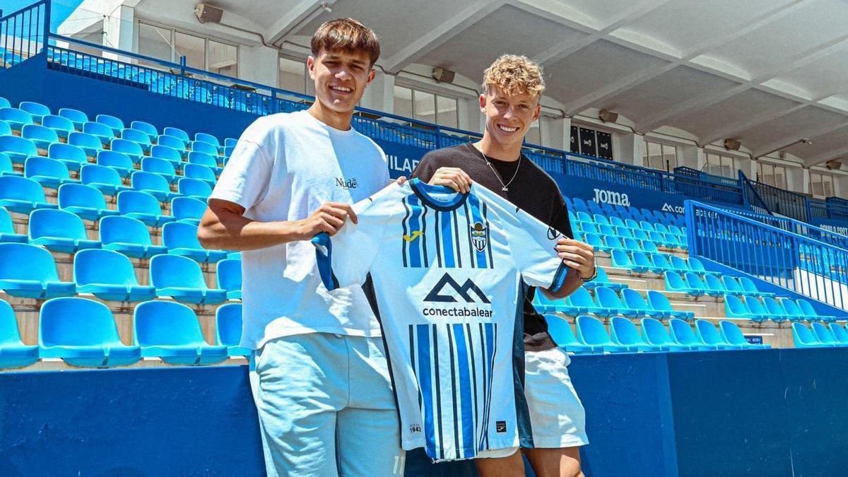 David Ortega y George Andrews posan en el Estadio Balear