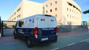 Un furgón de la Policía Nacional frente a la Audiencia Provincial de Castellón. 