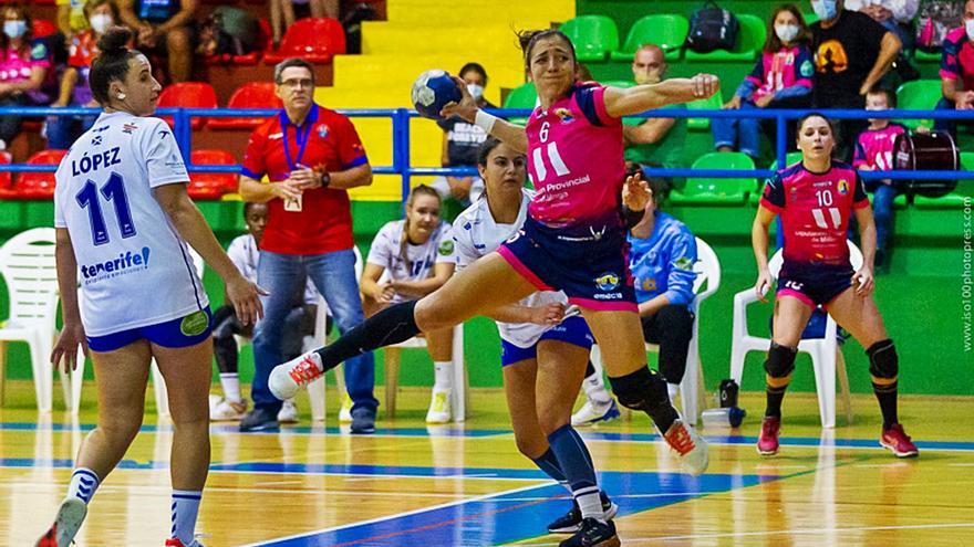 Estela Doiro lanza a portería. La gallega anotó 4 goles frente al Salud Tenerife.