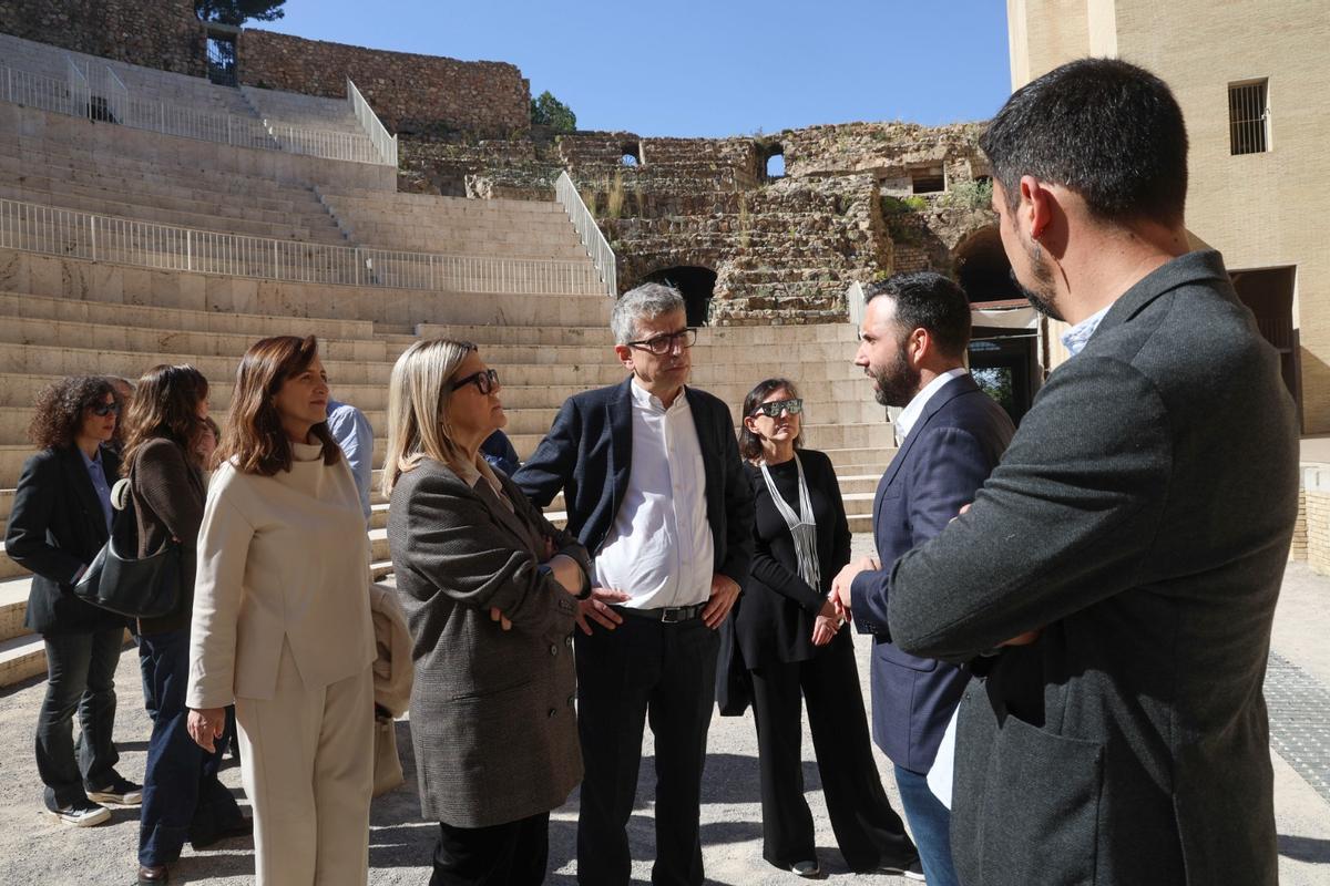 La consellera Carmen Ortí, con el secretario de Estado Jordi Martí y el resto de la comitiva, en Sagunto
