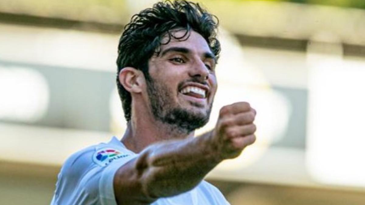 Guedes, celebrando un gol con el puño cerrado