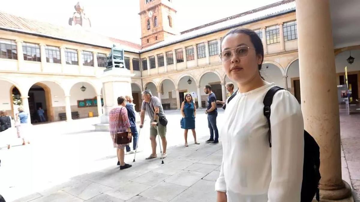 Adela Omid en el claustro del edificio histórico de la Universidad de Oviedo.