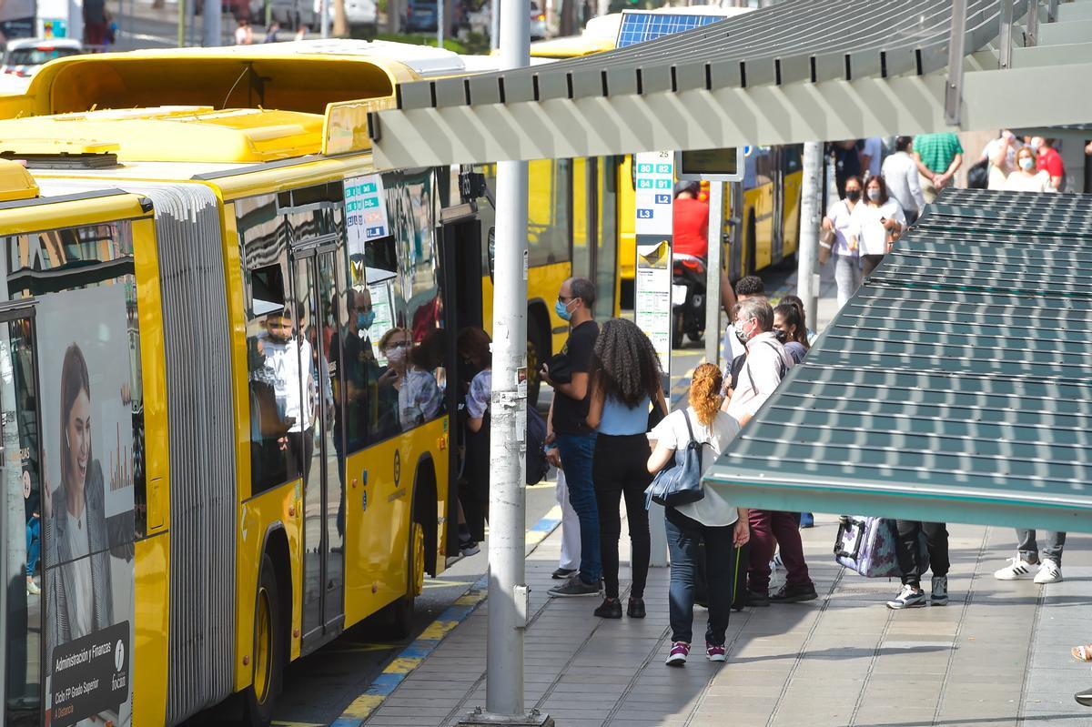 Usuarios del transporte público se suben a un vehículo de Guaguas Municipales en la estación de San Telmo.