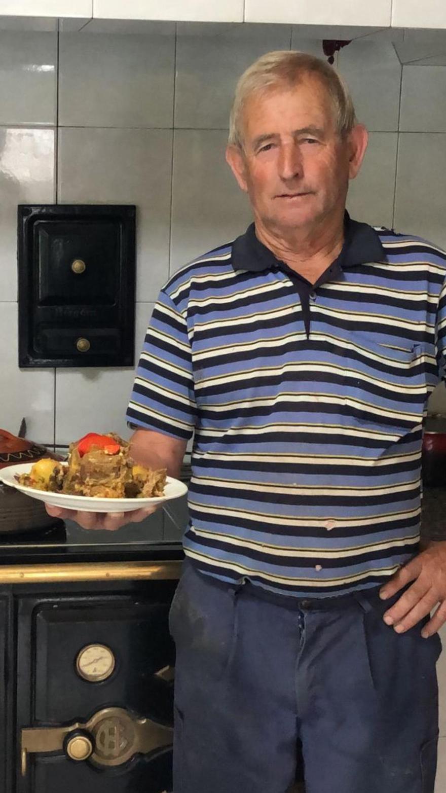 Alfonso Fernández Rodríguez muestra su plato de cabrito estofado en Nigrán.