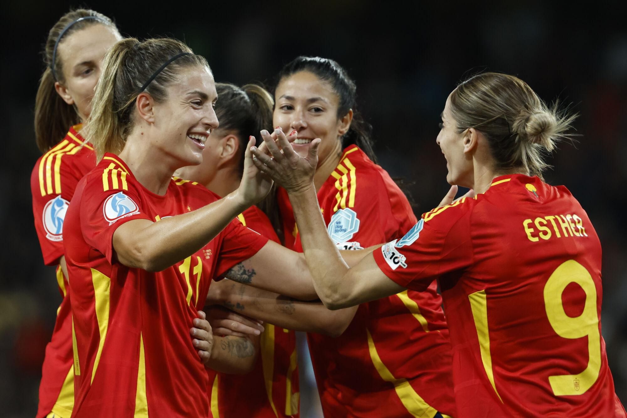 BERNA (SUIZA), 11/07/2025.- Las jugadoras de la selección española celebran el tercer gol del combinado español durante el partido del Grupo B de la Eurocopa 2025 que han disputado hoy viernes las selecciones de Italia y España, en el Estadio Wankdorf, en Berna (Suiza). EFE/ Ana Escobar