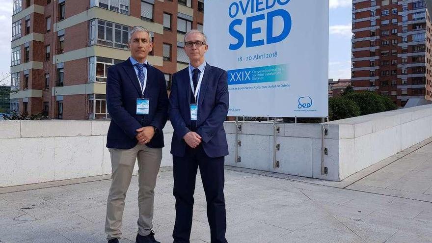 Elías Delgado y Eduard Montanya, ayer, a la entrada del Calatrava tras presentar el estudio.