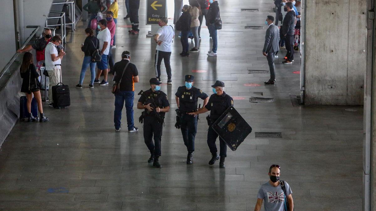 Agentes de Policía Nacional vigilan la T4 del Aeropuerto Adolfo Suárez Madrid-Barajas.
