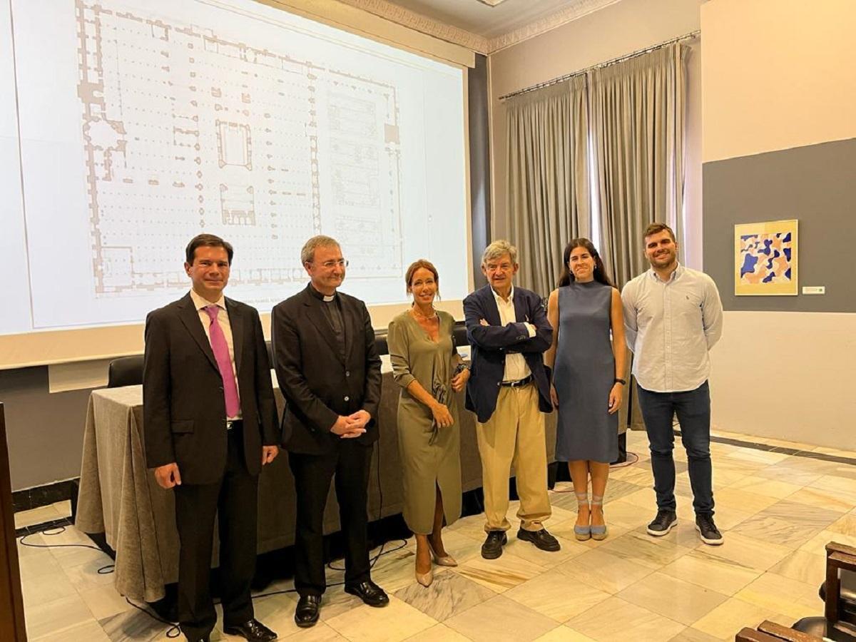 Representates del Cabildo, del Ayuntamiento y los investigadores que han llevado a cabo el estudio, en su presentación en el Círculo de la Amistad.