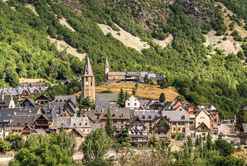 Iglesias de Sant Andrèu en Salardú (primer término) y Santa Eulària en Unha (en segundo término).