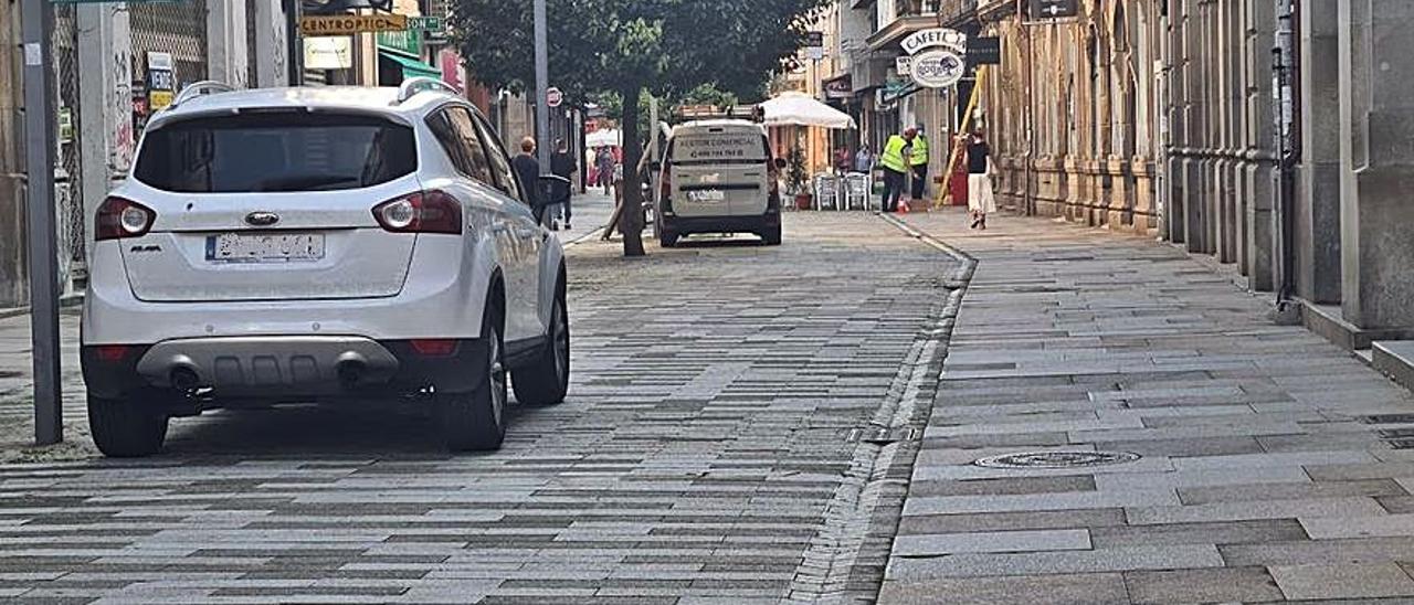 Un turismo aparcado en Rey Daviña, ayer.