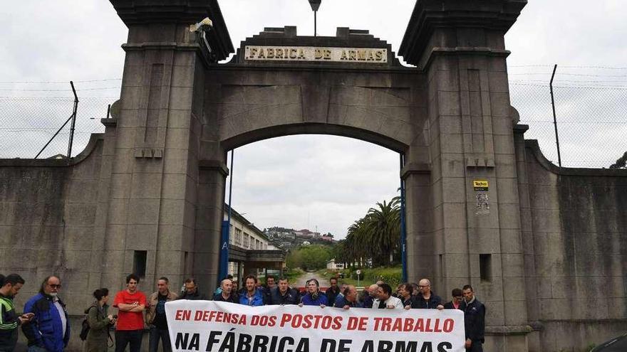 Trabajadores de Hércules de Armamento, ante la fábrica de armas exigiendo solución a su problema.