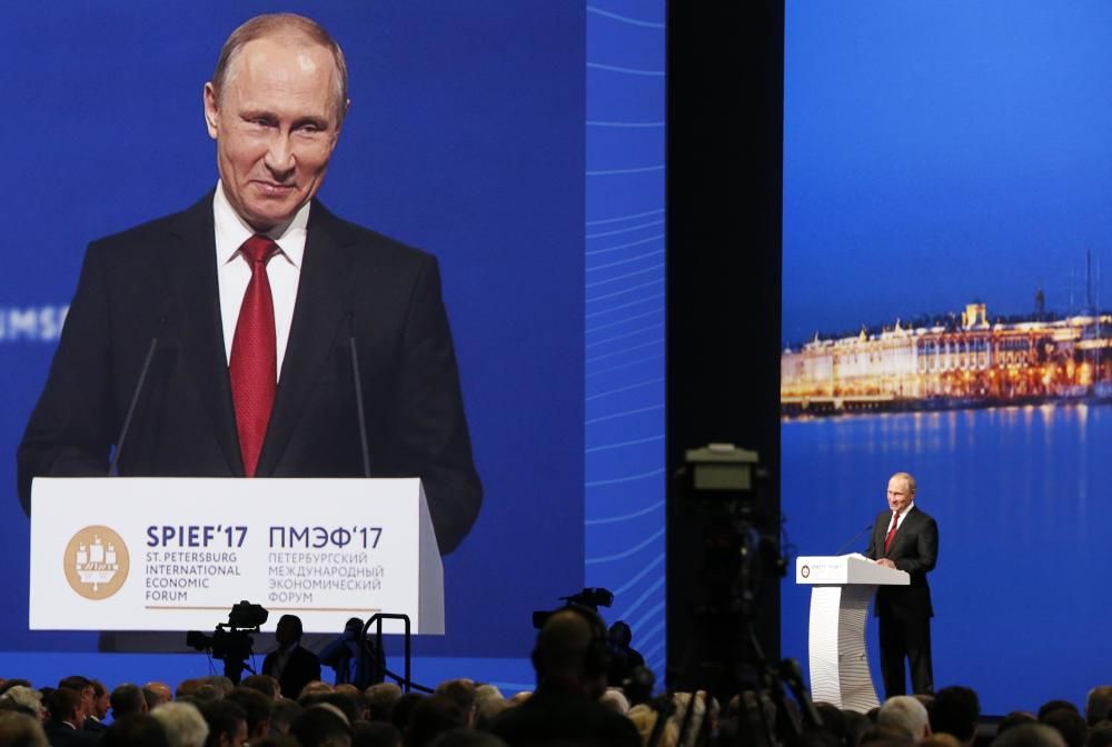 El presidente ruso, Vladimir Putin, pronuncia un discurso durante una sesión del Foro Económico Internacional de San Petersburgo (SPIEF), Rusia. REUTERS.