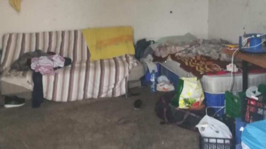 Imágenes de un lugar donde dormían los inmigrantes explotados por los dos grupos desarticulados por la Policía.