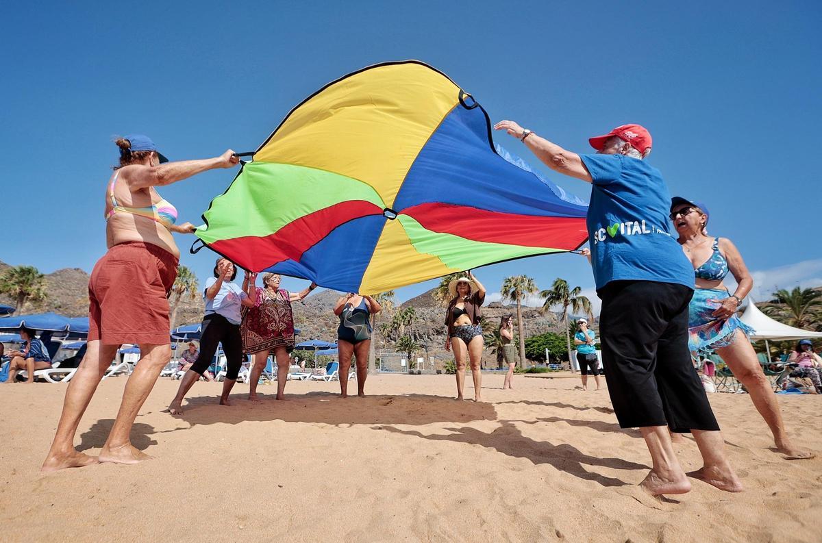Olimpiadas Playeras en la playa de Las Teresitas por el Día de Los Abuelos y Abuelas Olimpiadas Playeras en la playa de Las Teresitas por el Día de Los Abuelos y Abuelas
