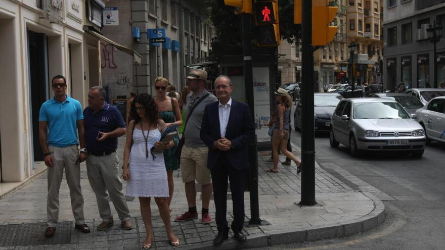 El alcalde de Málaga, Francisco de la Torre, acudió al Gazpacho Day acompañado de José Hazañas, detrás a la izquierda.