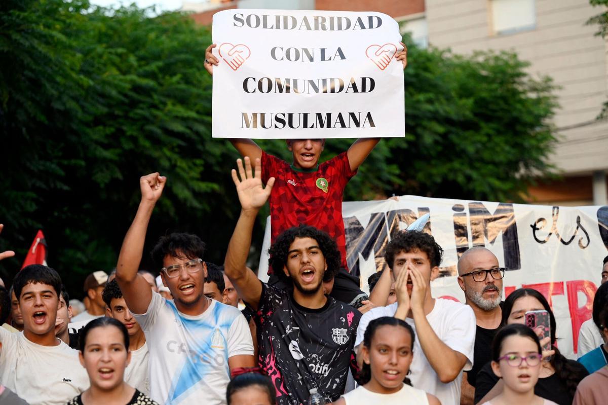 Unas 500 personas participan en una manifestación para condenar el incendio que calcinó el centro islámico del municipio