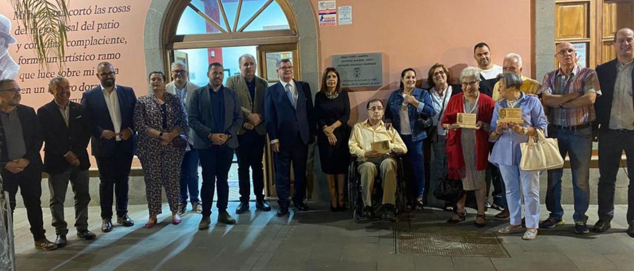 Familiares y políticos junto a la placa descubierta en la Biblioteca Saulo Torón. | | LP/DLP