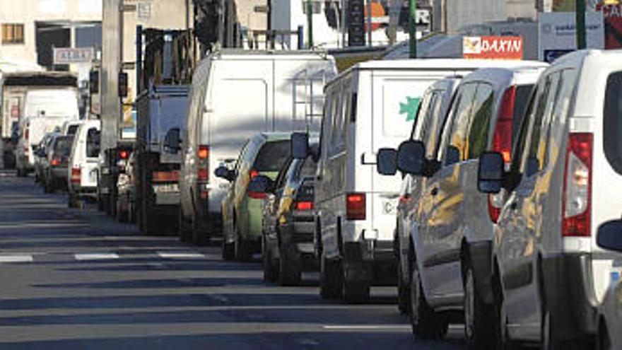 Acumulación de vehículos en el carril de un vial del polígono de Pocomaco ayer por la mañana.