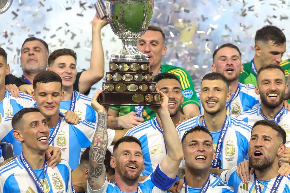 14 July 2024, US, Miami: Argentinas Lionel Messi lifts up the trophy as he celebrates with his team mates after the final whistle of the CONMEBOL Copa America 2024 final soccer match between Argentina and Colombia at Hard Rock Stadium. Photo: Vanessa Carvalho/ZUMA Press Wire/dpa 14/07/2024 ONLY FOR USE IN SPAIN / Vanessa Carvalho/ZUMA Press Wire / DPA;Sports;soccer;sports;football;CONMEBOL Copa America 2024 - Argentina vs Colombia;