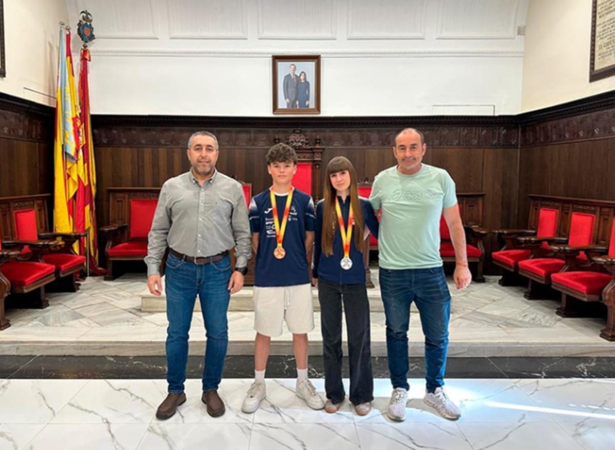 Joaquim Bodineau y Naia Portolés junto al concejal de Actividad Física, Salud y Deportes y su entrenador.
