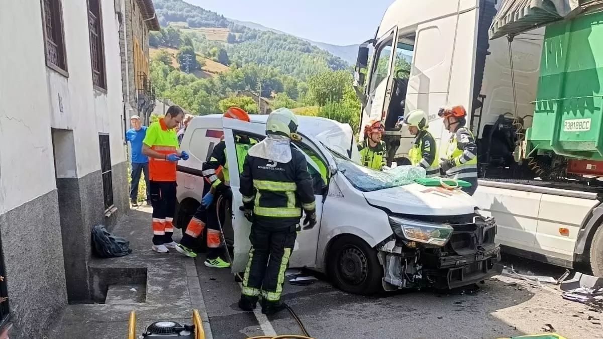 El conductor de una furgoneta resulta herido grave tras colisionar contra un camión en Cibuyu, Cangas del Narcea