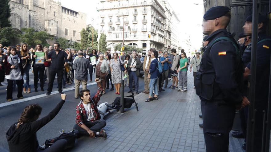 Agents de la Guàrdia Civil a la seu de Governació.