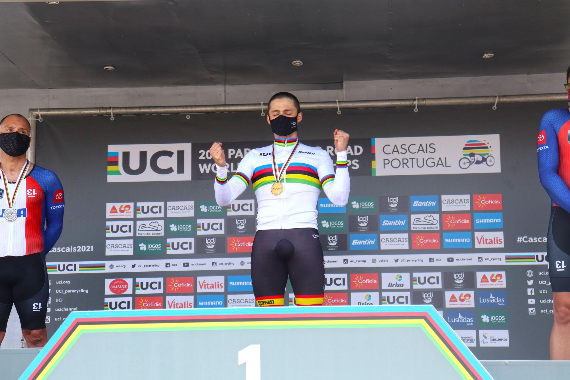 Joan Reinoso se viste con el maillot arco iris en Portugal