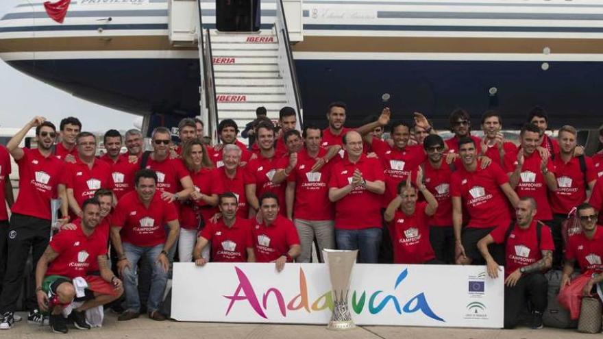 El Sevilla, recibido por sus seguidores como &quot;héroes de Varsovia&quot;