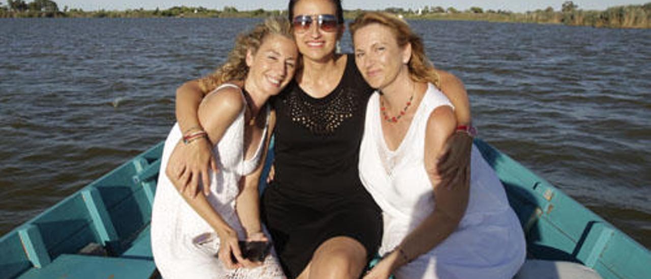 Raquel Romero, Laura Felip y Ana Batlle, en el embarcadero del Palmar.