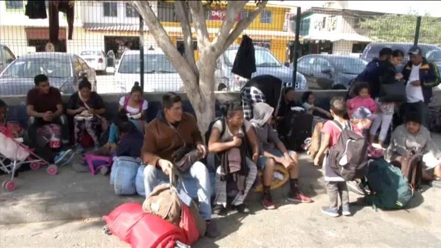 Más de mil personas esperan en Tijuana para pasar a EEUU