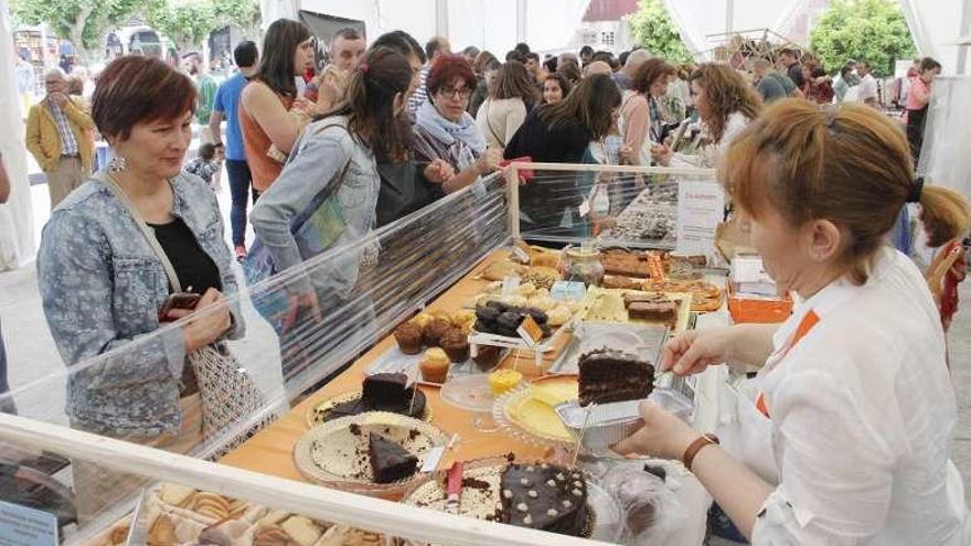 Uno de los puestos de postres caseros en el mercado. // Santos Álvarez