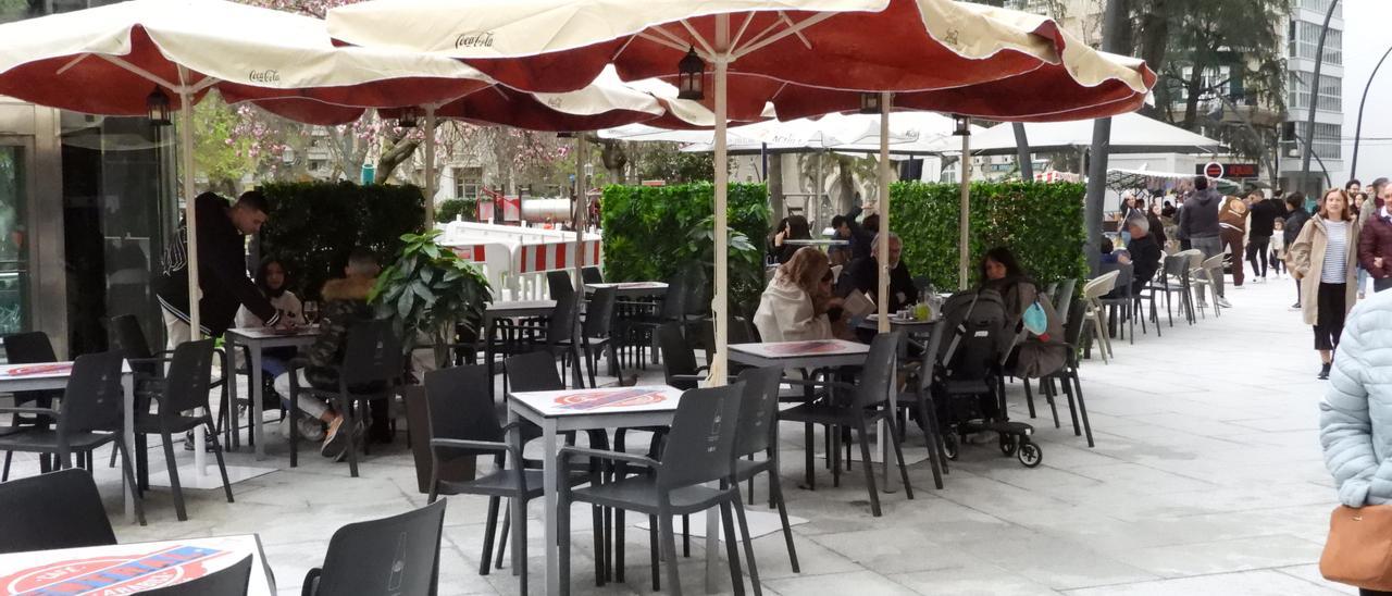 Las terrazas de las cafeterías volvieron a Parque San Lázaro cinco meses después.