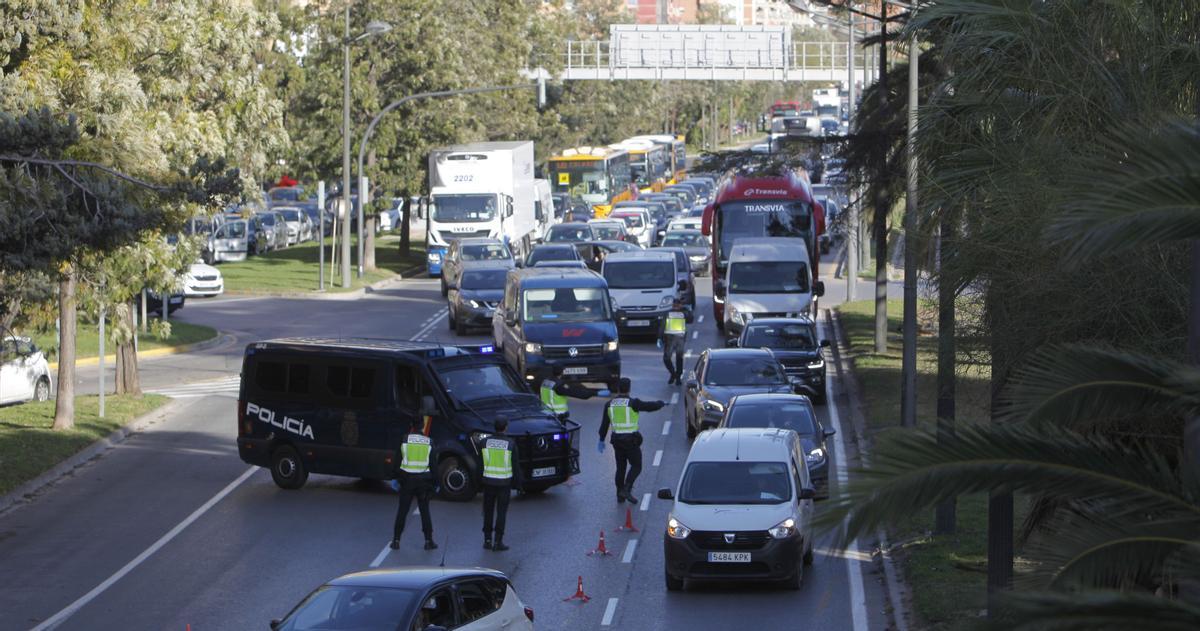 29 enero. Continuaban las prohibiciones en los traslados para los ciudadanos. La policía controlaba las salidas de las grandes ciudades. 29 enero. Continuaban las prohibiciones en los traslados para los ciudadanos. La policía controlaba las salidas de las grandes ciudades.