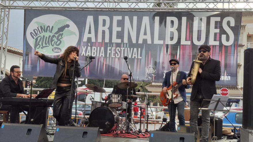 El blues le sienta de fábula a la playa del Arenal de Xàbia