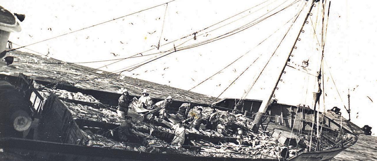 Pesquero gallego faenando en el mar de Terranova a mediados del siglo pasado.