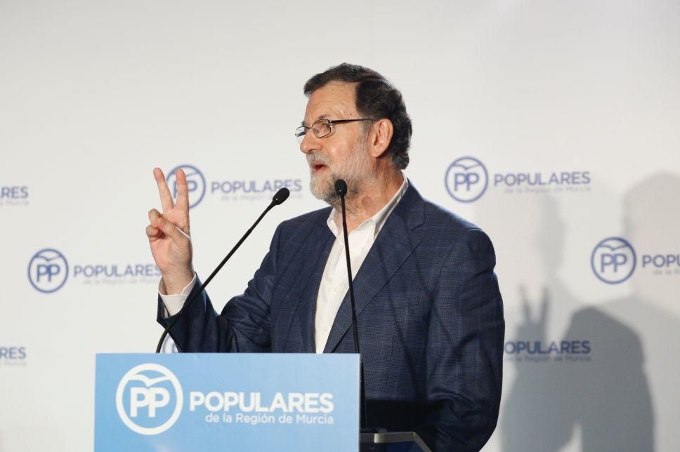 Rajoy se da un baño de multitudes en Murcia