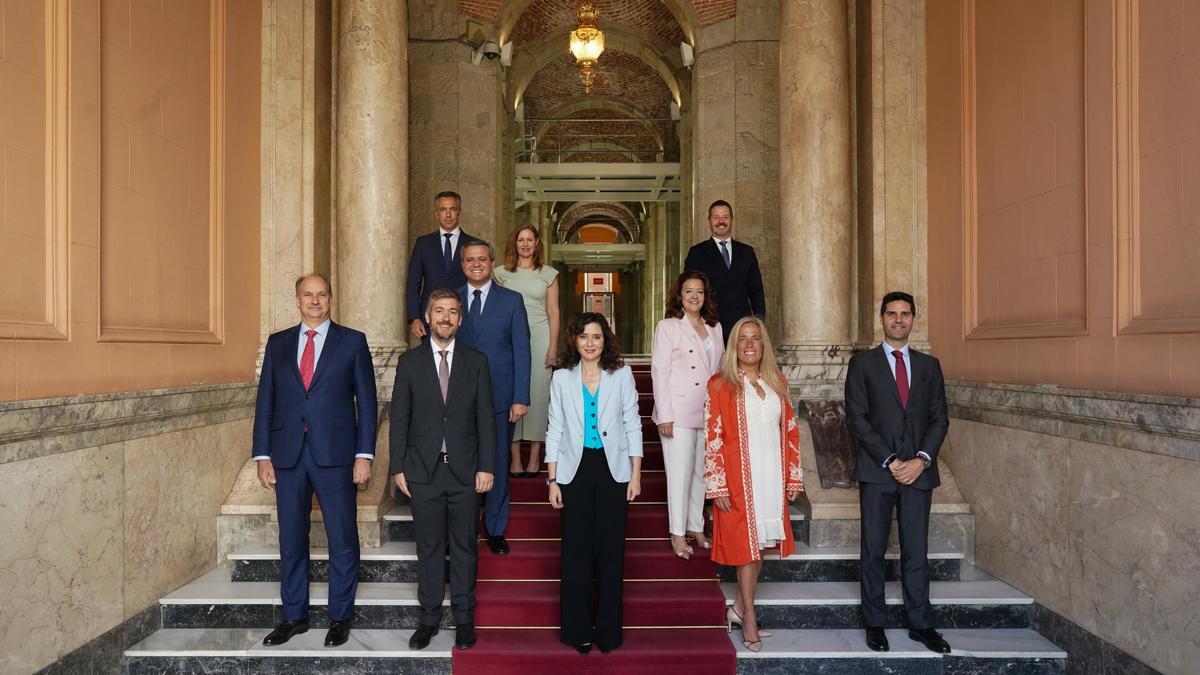 Isabel Díaz Ayuso y los miembros del Ejecutivo regional, este miércoles en la Real Casa de Correos, en el primer aniversario del Gobierno de la XIII Legislatura.