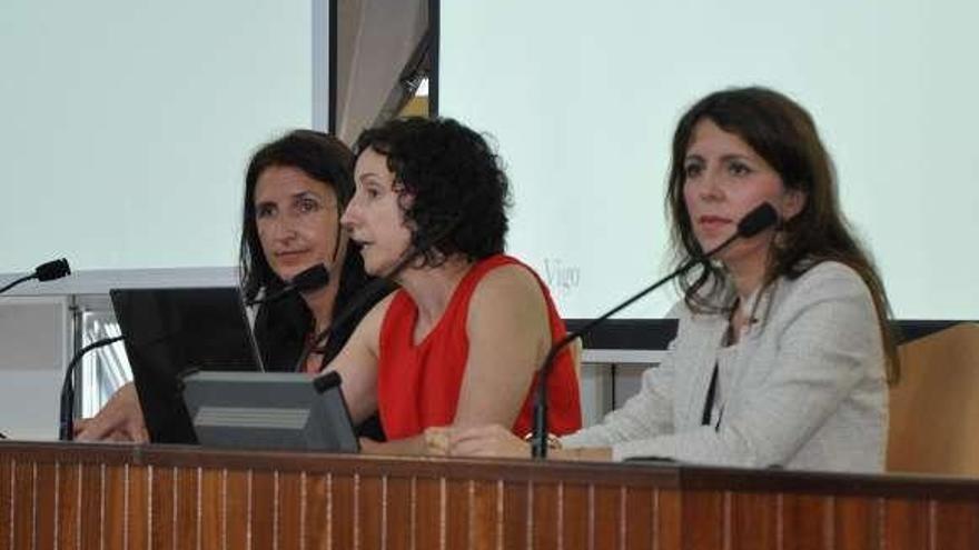 Intervención de Rebeca Díaz, en el centro, coordinadora del proyecto Green IT, junto a otras dos ponentes.