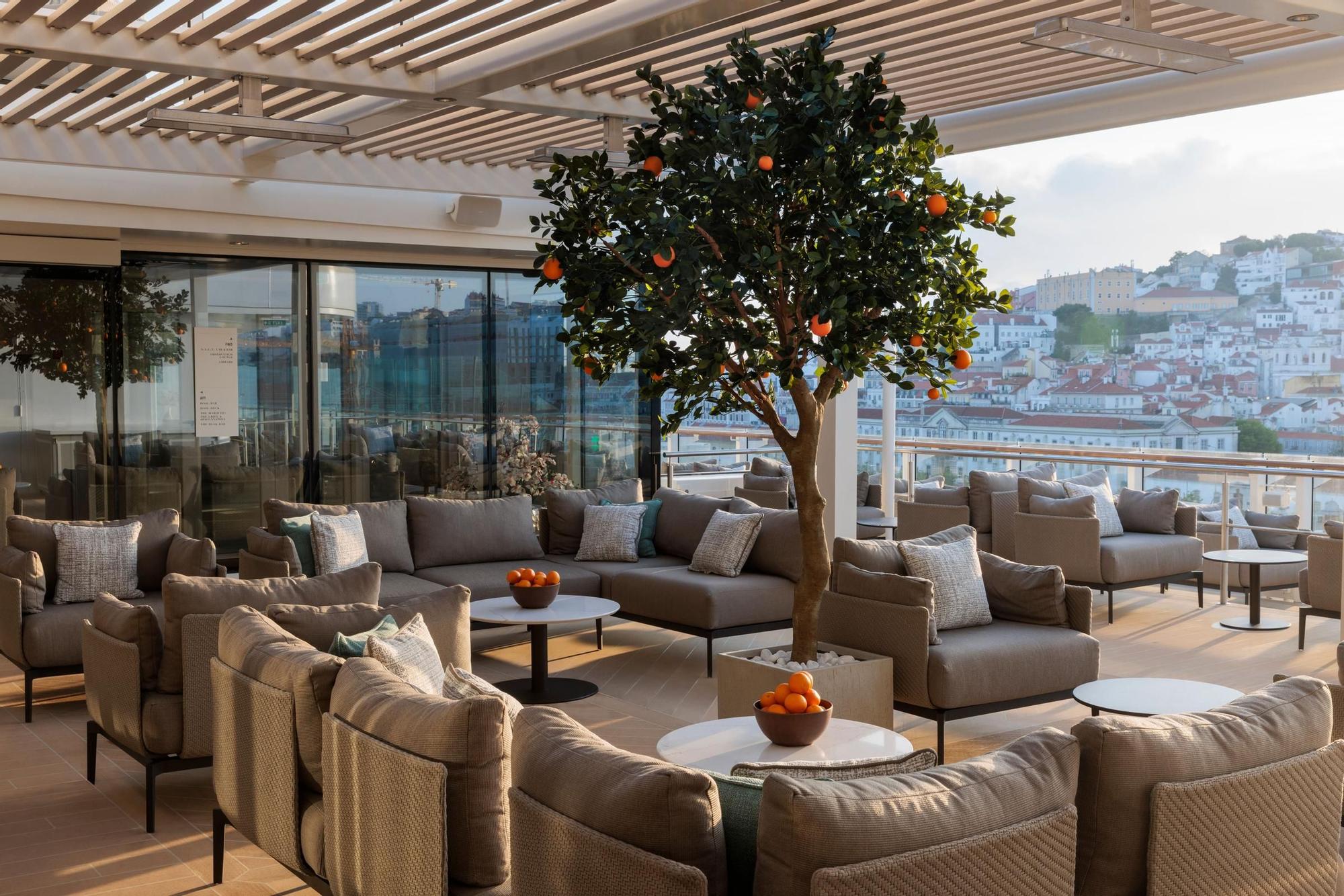 El Orange Garden ofrece un espacio lleno de tranquilidad desde donde observar las olas que rodean el barco